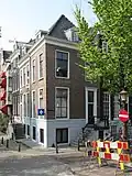Hoekhuis onder gezamenlijk schilddak met keizersgracht 661