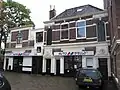 Stalhouderij in Eclectische stijl met twee bovenwoningen