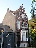 Herenhuis in een gesloten straatwand aan de westzijde van de kapellerlaan