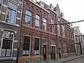 Voormalig cultureel en vergadercentrum met kantoor en twee dienstwoningen