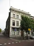 Woonhuis met lijstgevel in de stijl van het Eclecticisme met invloeden van het neoclassicisme