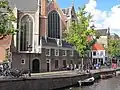Tegen de Oude kerk aangebouwd dwarshuis