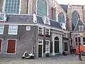 Huis, tegen de Oude Kerk aangebouwd, met gepleisterde voorgevel een empire deurpartij