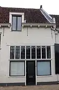 Huis met lage gepleisterde lijstgevel