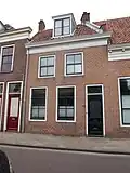 Huis met gepleisterde lijstgevel