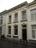 Huis met gepleisterde lijstgevel