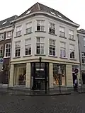 Huis met gebosseerd gepleisterde lijstgevel op de hoek van de lievevrouwestraat