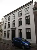 Huis met empire lijstgevel, ingang met geblokte pilasters en kroonlijstje met triglyphen