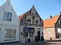 Op sluis gebouwde woonhuis