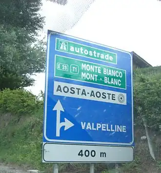 Tweetalig bord van de SS27 richting Aosta