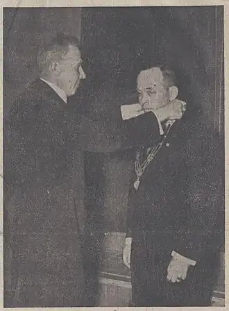 De Ruijter krijgt de Leidse ambtsketen omgehangen door wnd. burg. Tepe (mei 1941)