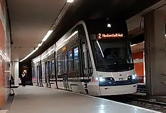 Een Škoda tram, halte Dalbergstraße in Mannheim