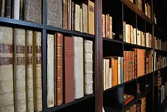 Zeldzame boeken in de BPH collectie, met links de verzamelde werken van Robert Fludd.