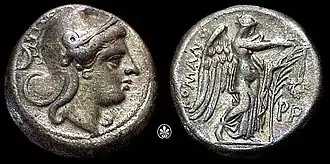 Gehelmd hoofd van Roma met een schild erachter (links) en Victoria die een krans plaatst op een lange palm en het opschrift ROMANO en PP (rechts) (AR didrachme, ca. 265-242 v.Chr.).