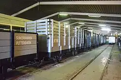 Interieur RTM-remisegebouw De Punt met goederenwagens; 21 juli 2021.