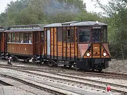 Dieselmotorwagen M67 met een houten rijtuig (AB 414).