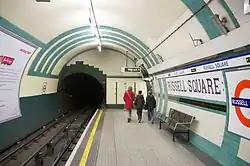 Oude en nieuwe naamborden langs het perron