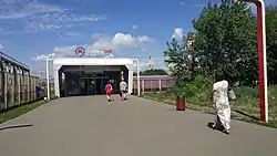 De ingang van het station aan de kant van de voorstadshalte