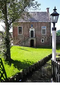 Het voormalige stadhuis van Hindeloopen aan de Dijkweg 3