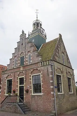 Voorzijde van het raadhuis, met trapgevel (2016).