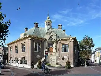 het raadhuis, gezien vanaf het Raadhuisplein