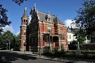 Het voormalige gemeentehuis van Zwollerkerspel, een villa uit 1884 in het Ter Pelkwijkpark