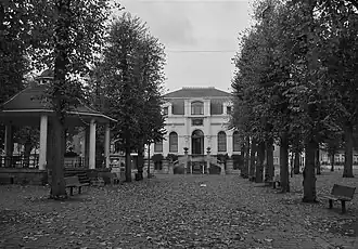 Raadhuis Lommel met kiosk.