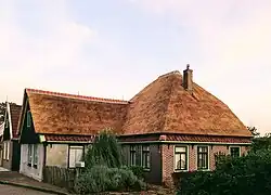 Langhuisstolp grenzend aan Raadhuisstraat te Dirkshorn.