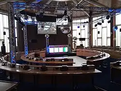 Raadzaal omgebouwd tot disco voor personeel (2019)