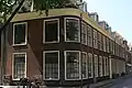 Gestrekte bakstenen gevel; met kroonlijst en afgeronde hoek aan de St. Jacobsgracht. Schuiframen met kleine roedenverdeling. Gebouwd op last van Koning Lodewijk Napoleon