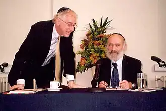 Ies Vorst (zittend, 2006) in gesprek met Peter van 't Riet