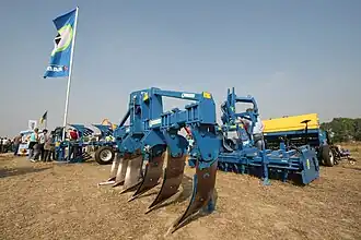 Voorzetwoeler met zes woelpoten. De tanden zijn zijdelings gekromd en beveiligd met een breekboutbeveiliging.