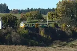 Trein vlak bij het dorp (2015)