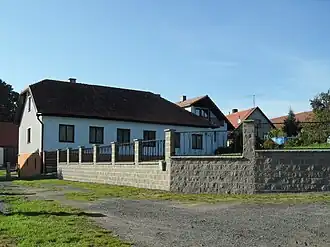 Groot huis in het dorp (2014)