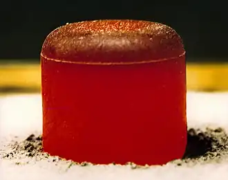 Plutonium(IV)oxide-pellet. Het gloeien is afkomstig van het radioactief verval van plutonium-238.
