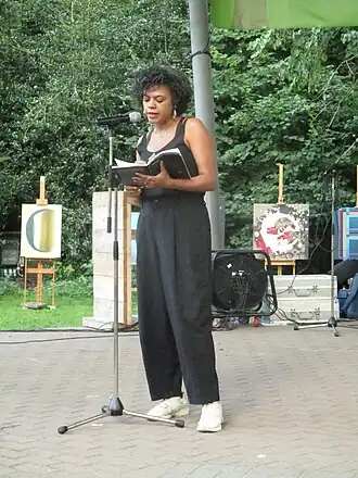 Radna Fabias treedt op op Het Park Vertelt 2024 in Oosterbeek