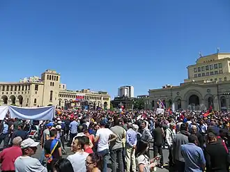Verzameling op Het Plein van de Republiek in Jerevan voor een regelmatige toespraak van Pashinyan