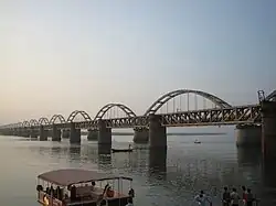 De brug gezien vanaf de kant