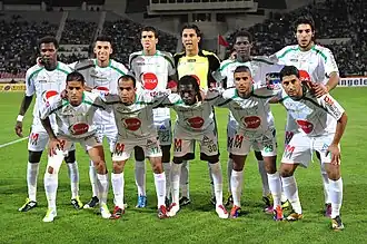 Benlamaalem (staand, derde van links) in 2011 als speler van Raja Casablanca