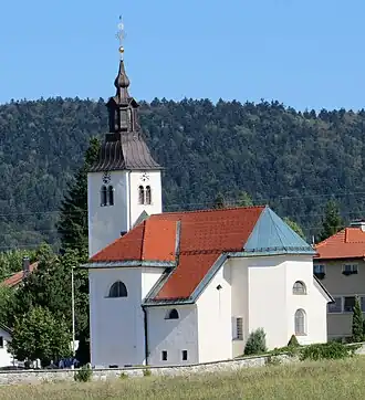 Het lagere dak steekt in de hoofdkap in