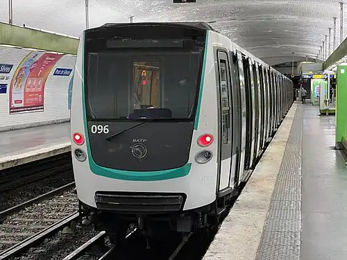 MF01 op Pont Sèvres