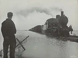 NS 3752 met goederentrein op de 'badkuipspoorweg' door de Kruiningerpolder na de watersnood van 1953; 11 juni 1953.
