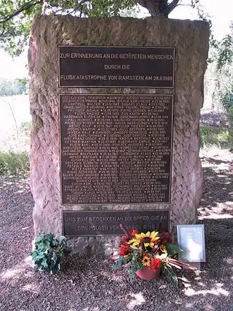 Herdenkingsmonument van het ongeluk. Op het tablet staan de namen van de slachtoffers.