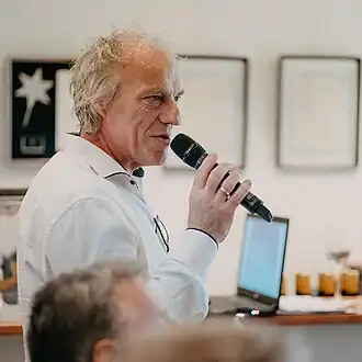 Randolph Algera tijdens een lezing (2023)