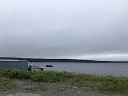 Zicht op Random Island vanop de oever te Clarenville