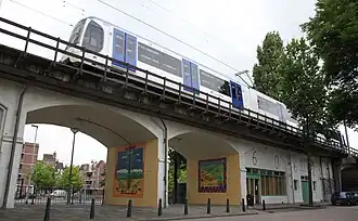 Een RandstadRail-voertuig op het Hofpleinlijnviaduct in 2010.
