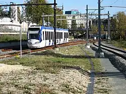 Achtassige sneltram op een voormalig spoortraject in Zoetermeer.