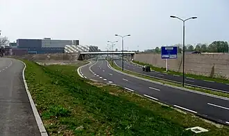 De N601 nabij het Koning Willem I College met het in aanbouw zijnde Willemspoortviaduct en het Jeroen Bosch Ziekenhuis op de achtergrond.