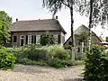 Hofstede Het Klaphek. Boerderij van het Betuwse T-huistype. Het zeven vensterassen brede, onderkelderde woongedeelte heeft een rieten schilddak en vensters met zesruitsramen en luiken. Gaaf bewaarde deel. Rechts een stenen schuur onder rieten wolfdak