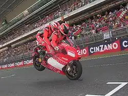 Tijdens de GP van Catalonië trakteerde Mamola diverse gasten (veelal bekende Forumule -coureurs) op een ronde met een Ducati-racer. De gastrijders betaalden en de opbrengst was voor Two Wheels for Life.